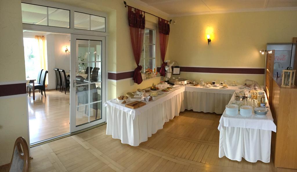 Kastanienhof Hotel Garni 치노비츠 외부 사진